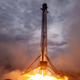 El propulsor del Falcon 9 que lanzó dos astronautas de la NASA al espacio aterriza en la barcaza autónoma Of Course I Still Love You
